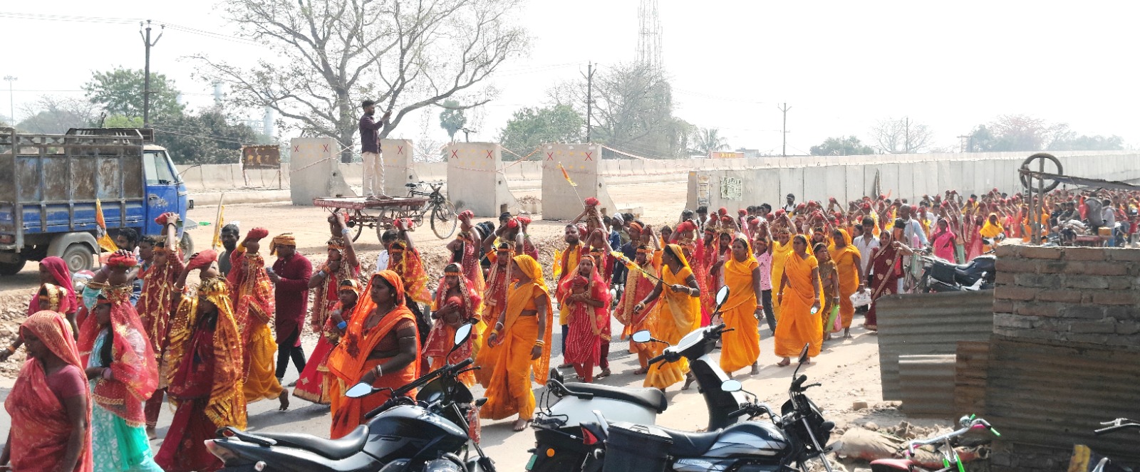 सुन्दर परिधानों से सुसज्जित 501 कुंवारी कन्याओं ने सिमरिया धाम से निकालीं क्लश शोभा यात्रा 4
