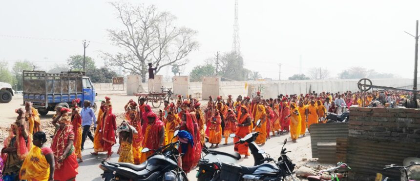 सुन्दर परिधानों से सुसज्जित 501 कुंवारी कन्याओं ने सिमरिया धाम से निकालीं क्लश शोभा यात्रा 1