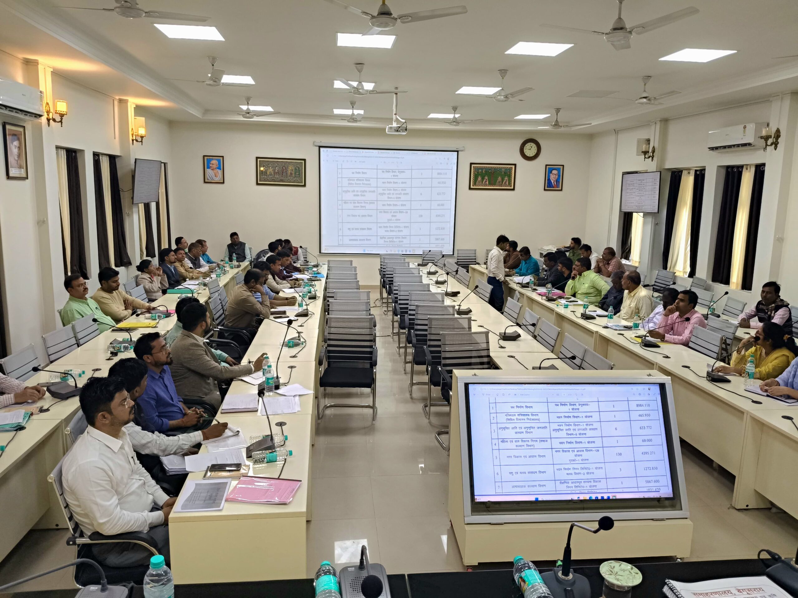 जिलाधिकारी ने विभिन्न विभागो के साथ की समीक्षा बैठक, पदाधिकारीयों को दिया आवश्यक निर्देश 4