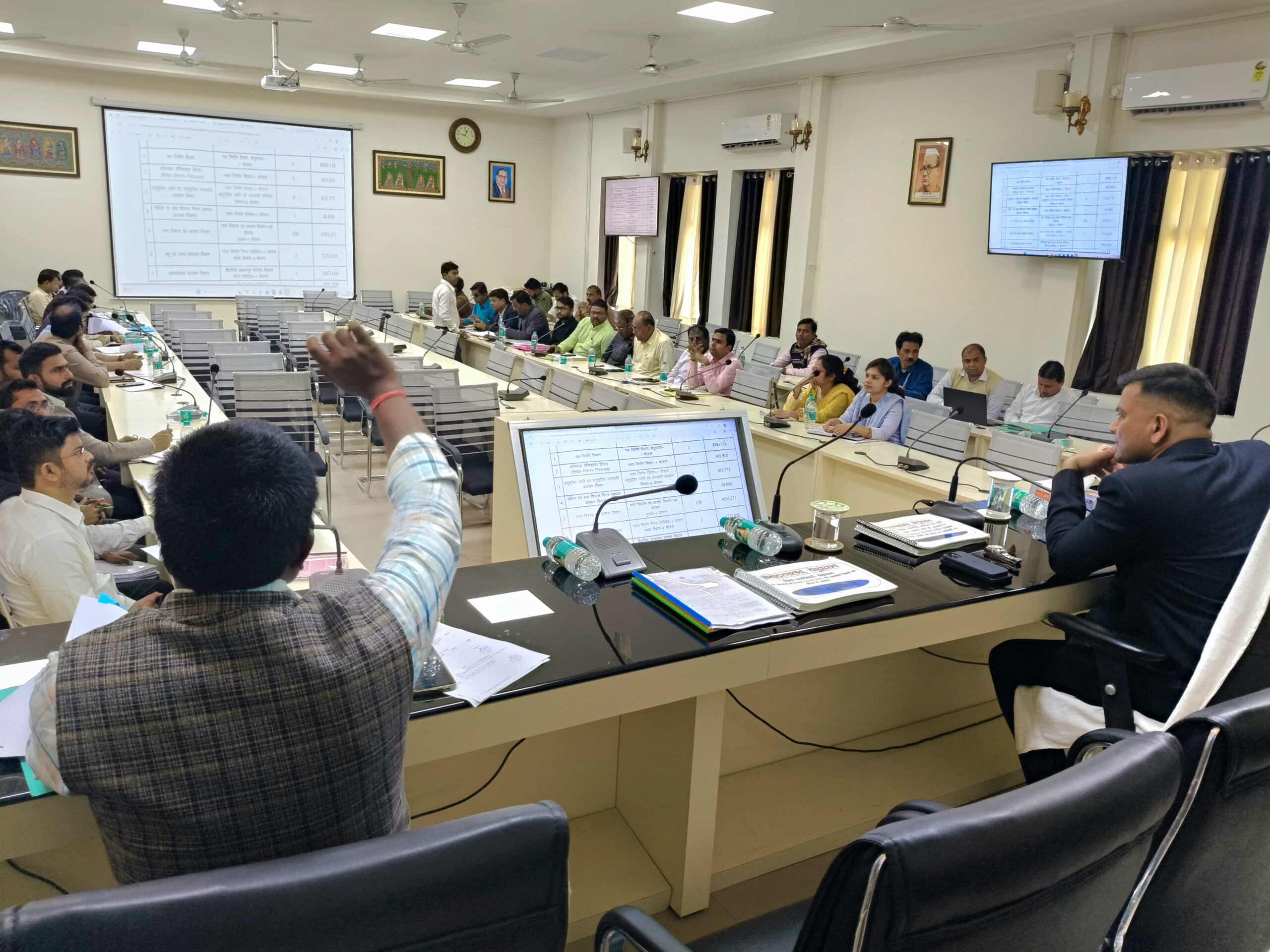 जिलाधिकारी ने विभिन्न विभागो के साथ की समीक्षा बैठक, पदाधिकारीयों को दिया आवश्यक निर्देश 5