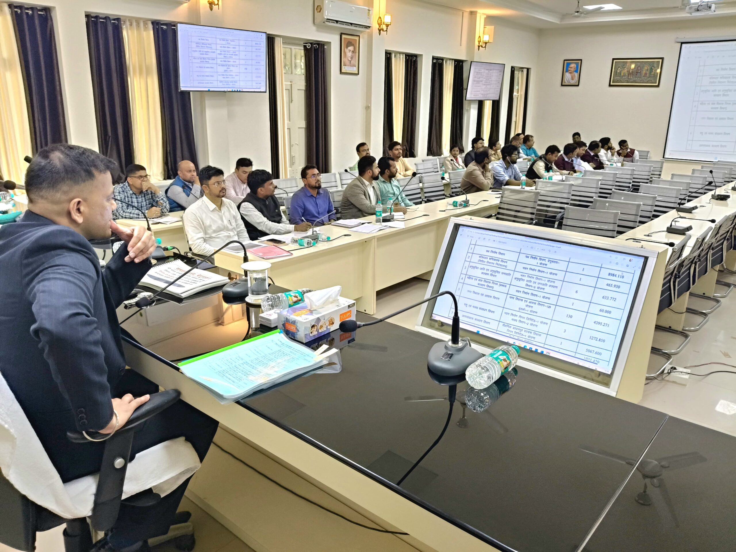 जिलाधिकारी ने विभिन्न विभागो के साथ की समीक्षा बैठक, पदाधिकारीयों को दिया आवश्यक निर्देश 2