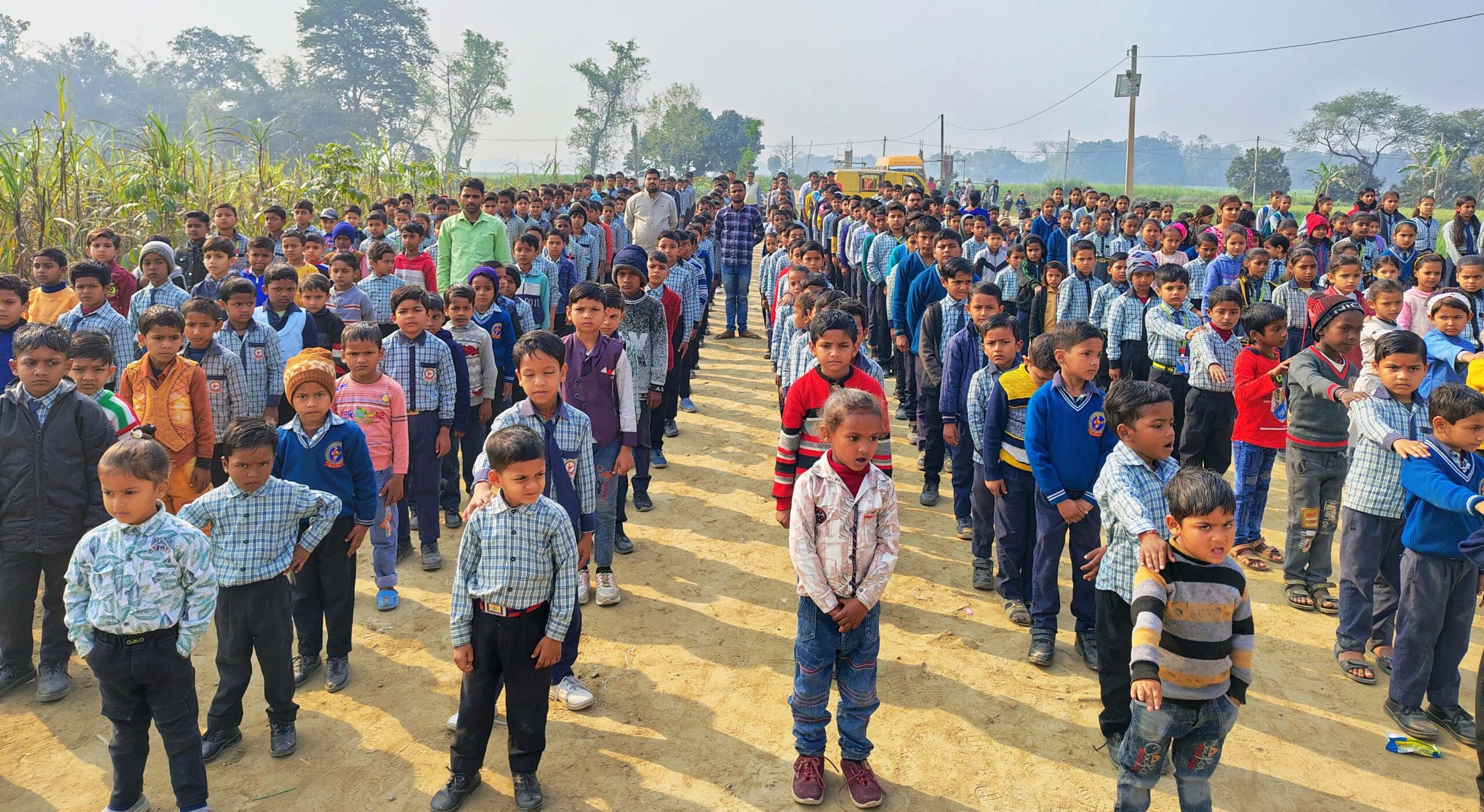 सड़क सुरक्षा को लेकर स्कूली बच्चों को दिलाई गई शपथ 2