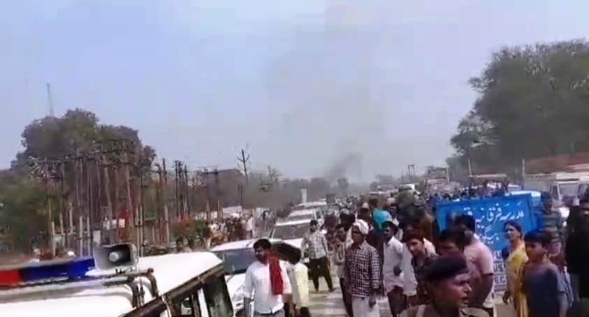 बेगूसराय में मासूम बच्ची के साथ दुष्कर्म की घटना का अंजाम देने से गुस्साए ग्रामीणों ने एनएच 31 को जामकर सड़क पर किया हंगामा 3