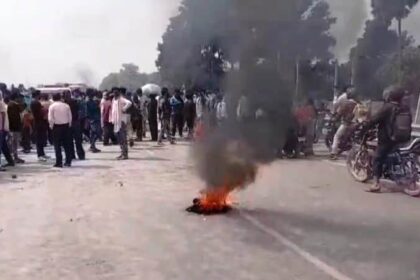 बेगूसराय में मासूम बच्ची के साथ दुष्कर्म की घटना का अंजाम देने से गुस्साए ग्रामीणों ने एनएच 31 को जामकर सड़क पर किया हंगामा 30