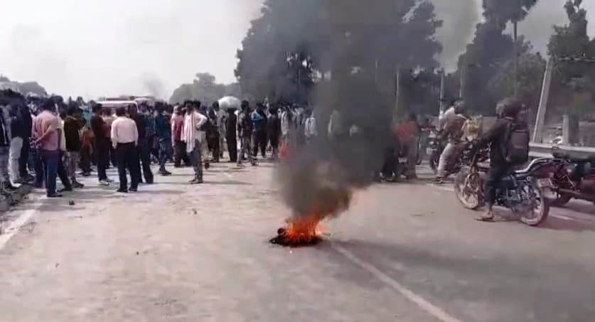 बेगूसराय में मासूम बच्ची के साथ दुष्कर्म की घटना का अंजाम देने से गुस्साए ग्रामीणों ने एनएच 31 को जामकर सड़क पर किया हंगामा 1