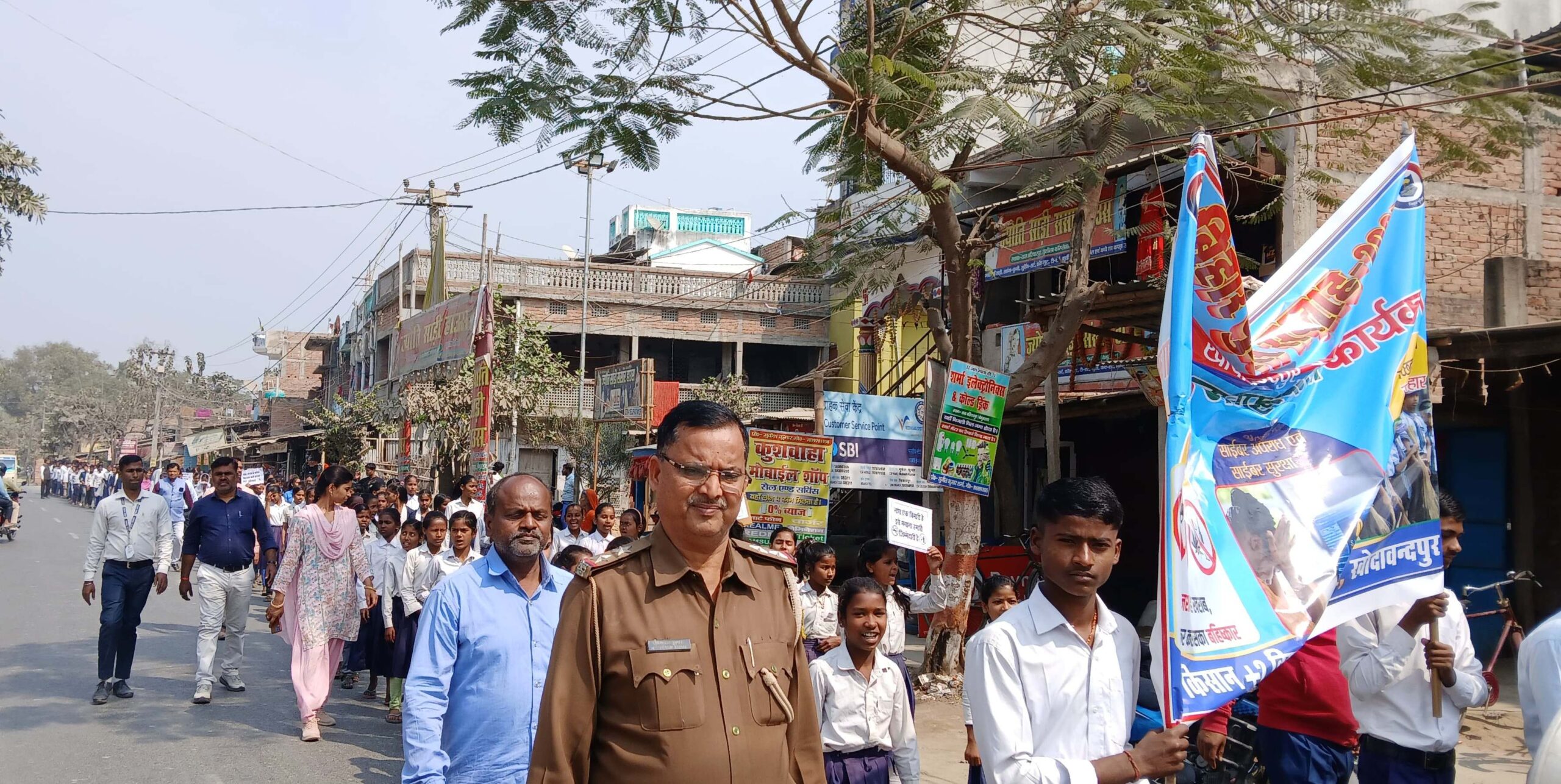 सड़क सुरक्षा के प्रति पुलिस ने आमजनों को किया जागरूक, प्रभात फेरी निकाल कर किया जन जागरण 2