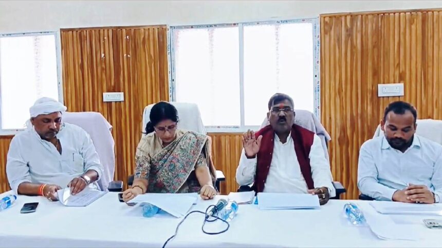 नालंदा: पंचायती राज मंत्री ने जिला परिषद सभागार में सभी जिला परिषद सदस्यों के साथ की अहम बैठक, योजना सम्बन्धी समस्याओं पर हुई चर्चा 1