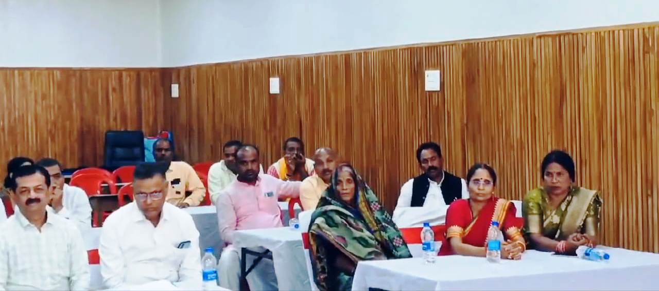 नालंदा: पंचायती राज मंत्री ने जिला परिषद सभागार में सभी जिला परिषद सदस्यों के साथ की अहम बैठक, योजना सम्बन्धी समस्याओं पर हुई चर्चा 2