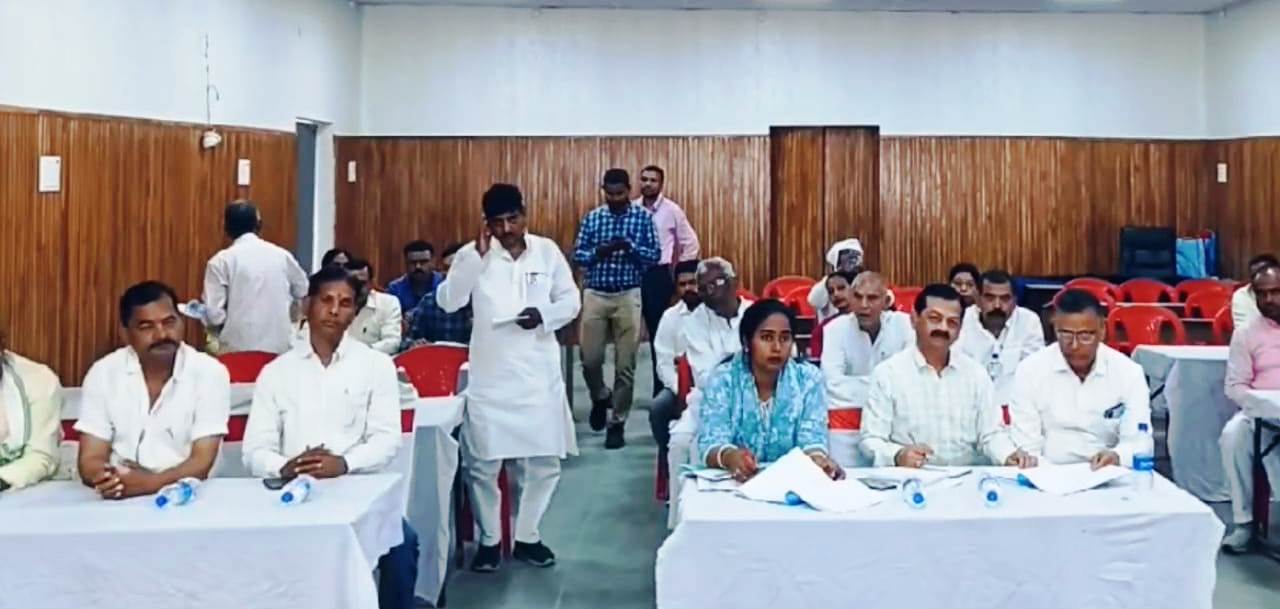 नालंदा: पंचायती राज मंत्री ने जिला परिषद सभागार में सभी जिला परिषद सदस्यों के साथ की अहम बैठक, योजना सम्बन्धी समस्याओं पर हुई चर्चा 3