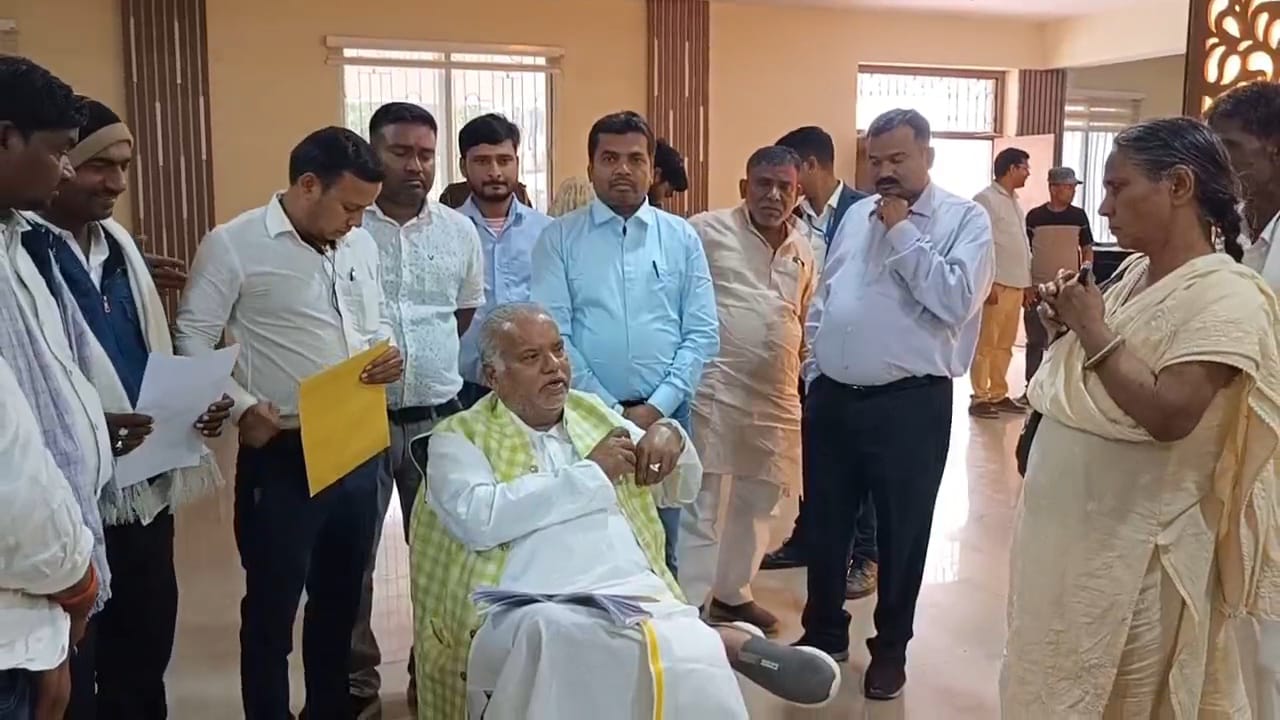 बिहार शरीफ सर्किट हाउस में मंत्री श्रवण कुमार ने कार्यकर्ताओं से की मुलाकात, लोगों की सुनी जनसमस्याएं 2