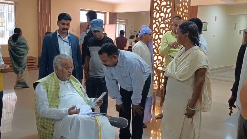 बिहार शरीफ सर्किट हाउस में मंत्री श्रवण कुमार ने कार्यकर्ताओं से की मुलाकात, लोगों की सुनी जनसमस्याएं 1
