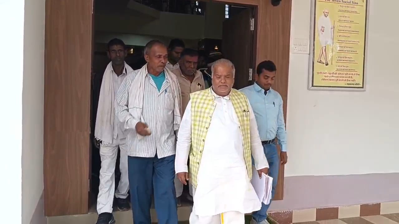 बिहार शरीफ सर्किट हाउस में मंत्री श्रवण कुमार ने कार्यकर्ताओं से की मुलाकात, लोगों की सुनी जनसमस्याएं 3