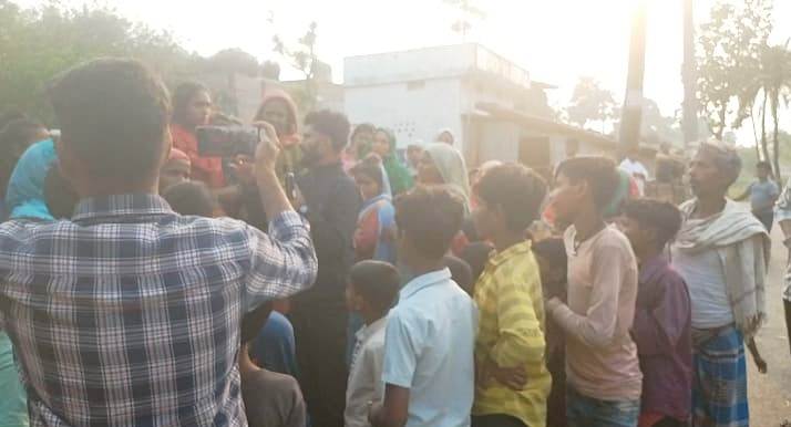 मोहम्मद आजाद का शव सहुरी स्थित घर पहुंचते ही आक्रोशित हुए स्थानीय लोग 3
