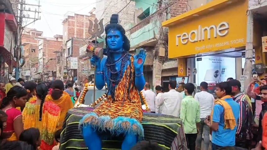 नालंदा-कड़ी सुरक्षा के बीच महाशिव रात्रि के मौके पर बिहार शरीफ शहर के जंगलिया बाबा मंदिर इलाके से निकाला गया भव्य शोभा यात्रा 1