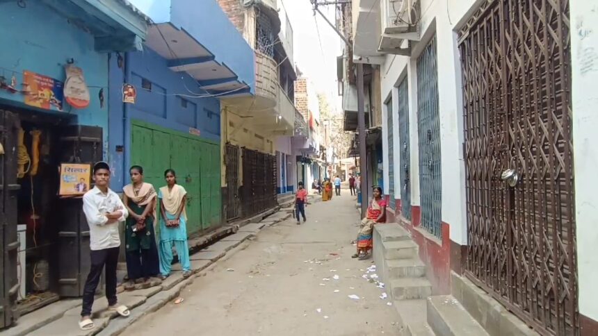 नालंदा: स्वर्ण व्यवसाई के साथ हुई लूटपाट और गोलीबारी मामले से नाराज सर्राफा और कपड़ा दुकानदारों ने स्वतः किया बाजार बंद 1