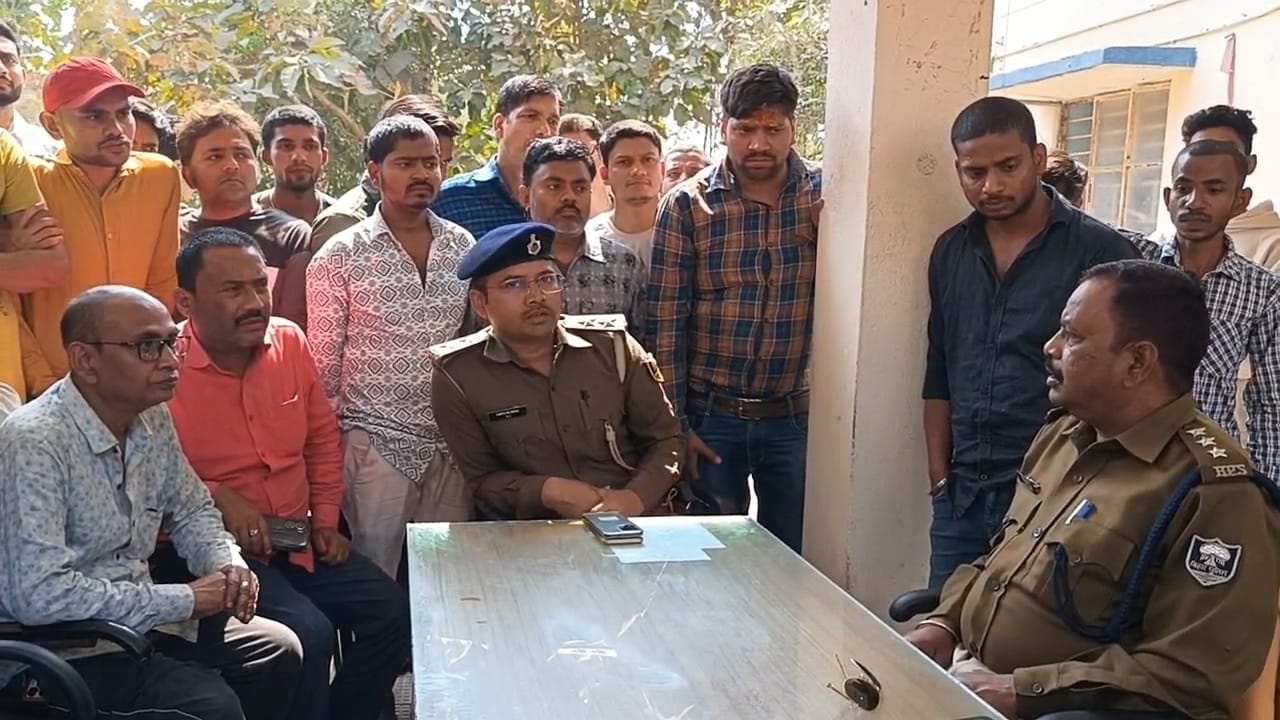 नालंदा: स्वर्ण व्यवसाई के साथ हुई लूटपाट और गोलीबारी मामले से नाराज सर्राफा और कपड़ा दुकानदारों ने स्वतः किया बाजार बंद 2