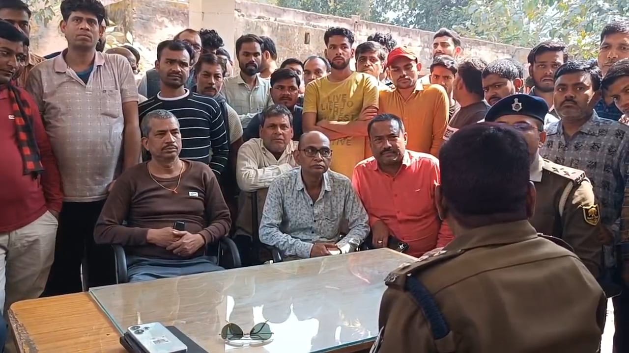 नालंदा: स्वर्ण व्यवसाई के साथ हुई लूटपाट और गोलीबारी मामले से नाराज सर्राफा और कपड़ा दुकानदारों ने स्वतः किया बाजार बंद 3