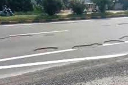 हादसे को आमंत्रण दे रहा एसएच 55 किनारे खोदा गया गड्ढा, एक माह में आधा दर्जेन से अधिक लोग हुए दुर्घटना का शिकार 18