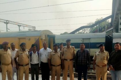 बचपन बचाओ आंदोलन को लेकर समस्तीपुर जंक्शन पर कर्मभूमि एक्सप्रेस के सामान्य कोचों में चलाया गया जांच पड़ताल अभियान  2