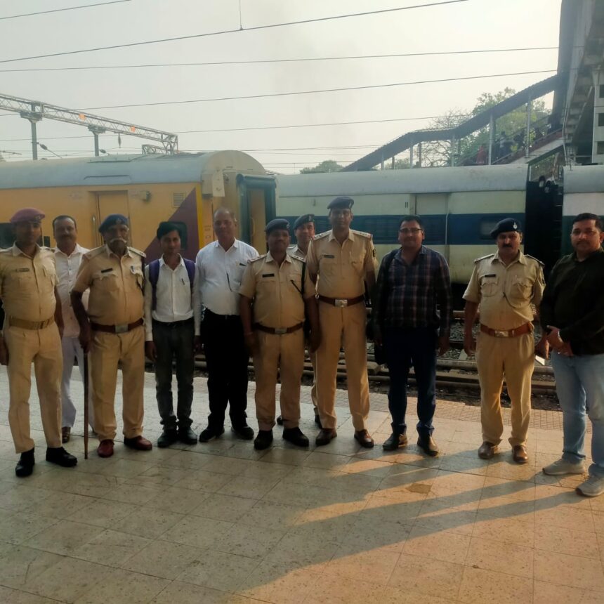 बचपन बचाओ आंदोलन को लेकर समस्तीपुर जंक्शन पर कर्मभूमि एक्सप्रेस के सामान्य कोचों में चलाया गया जांच पड़ताल अभियान  1