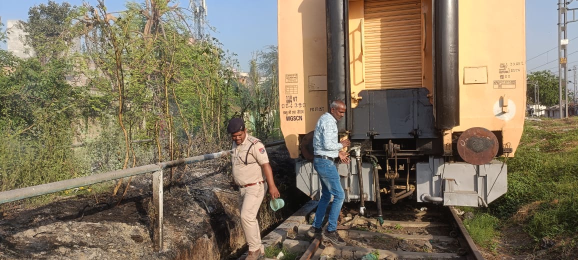 समस्तीपुर जंक्शन के प्लेटफार्म संख्या एक  के बगल झाड़ी में अचानक लगी आग,आरपीएफ  फ़ायरफाइटर ने आग पर पाया काबू 2