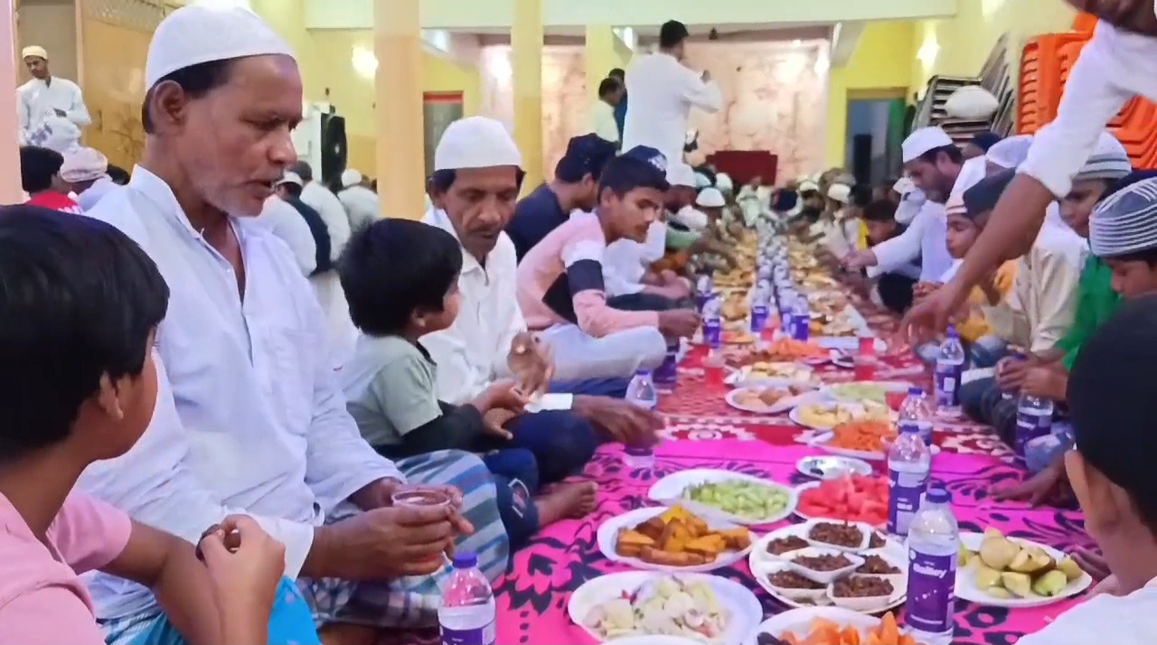 नालंदा: समाज में आपसी प्रेम एकजुटता और मेलजोल को बढ़ावा देने के उद्देश्य से सालूगंज इलाके में किया गया इफ्तार पार्टी का आयोजन 3