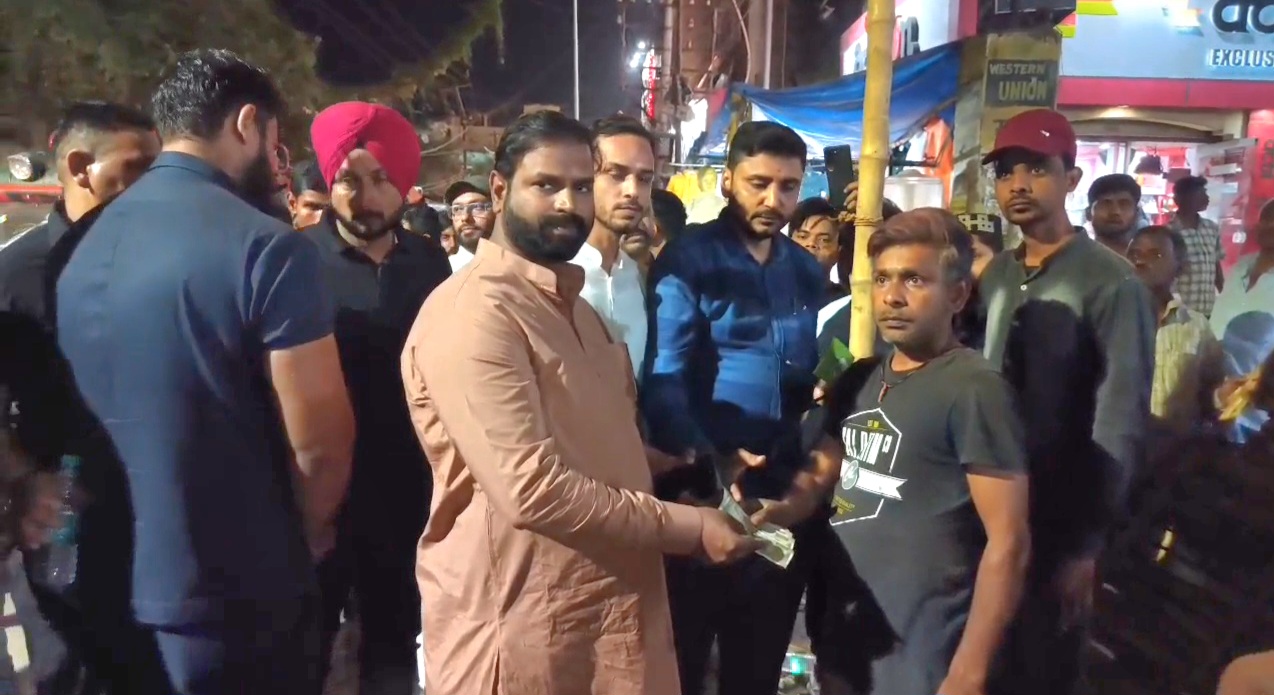 नालंदा: समाजसेवी यासिर इमाम ने पुलपर आलमगंज के पीड़ित दुकानदारों से की मुलाकात, सहायता राशि प्रदान की 3