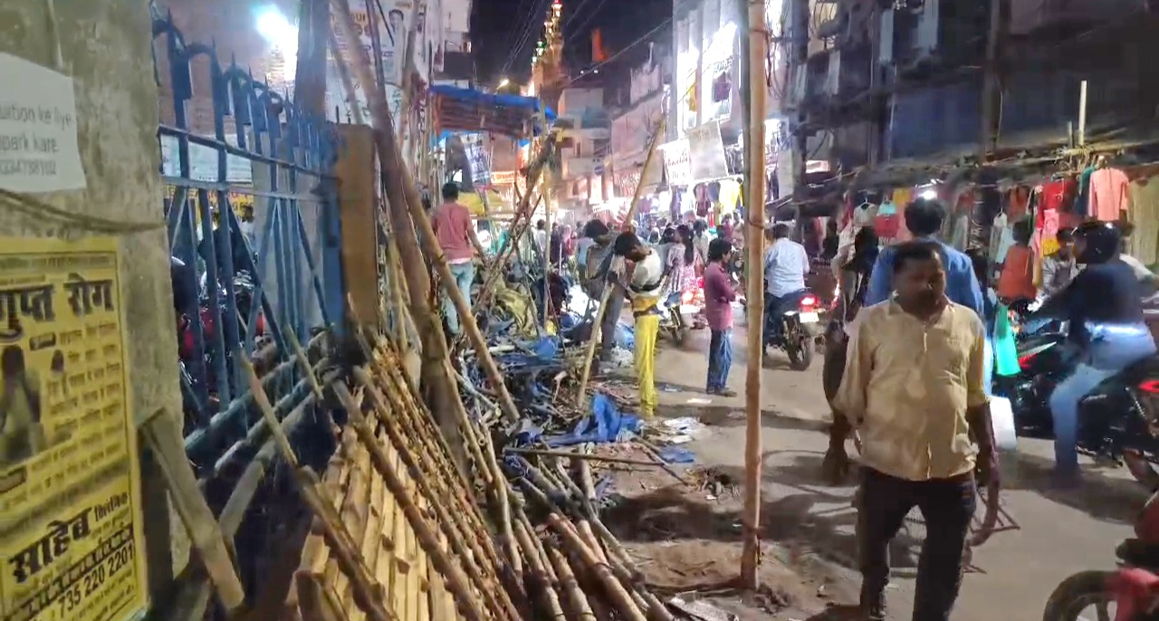 नालंदा: समाजसेवी यासिर इमाम ने पुलपर आलमगंज के पीड़ित दुकानदारों से की मुलाकात, सहायता राशि प्रदान की 2