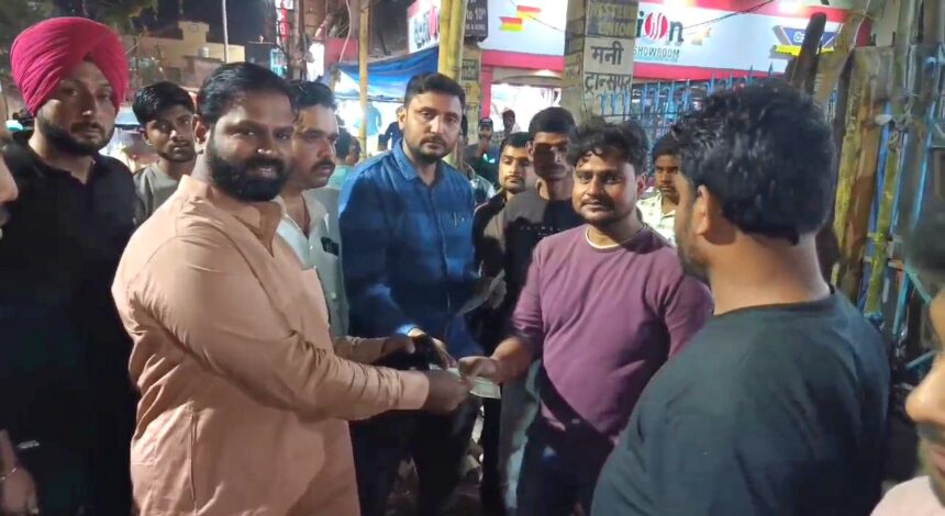 नालंदा: समाजसेवी यासिर इमाम ने पुलपर आलमगंज के पीड़ित दुकानदारों से की मुलाकात, सहायता राशि प्रदान की 1