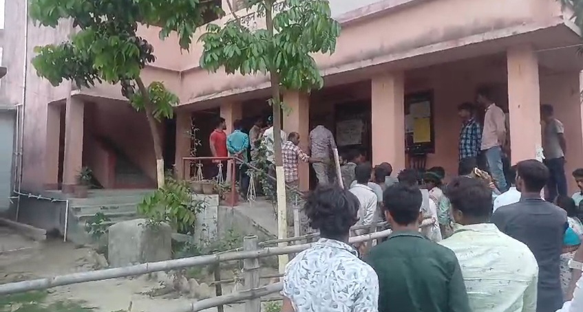 हेडमास्टर पर छात्रा से छेड़खानी का आरोप, ग्रामीणों ने स्कूल में हंगामा कर किया पिटाई, पुलिस एचएम को लिया हिरासत में 2