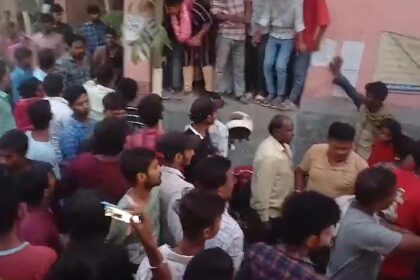 हेडमास्टर पर छात्रा से छेड़खानी का आरोप, ग्रामीणों ने स्कूल में हंगामा कर किया पिटाई, पुलिस एचएम को लिया हिरासत में 22