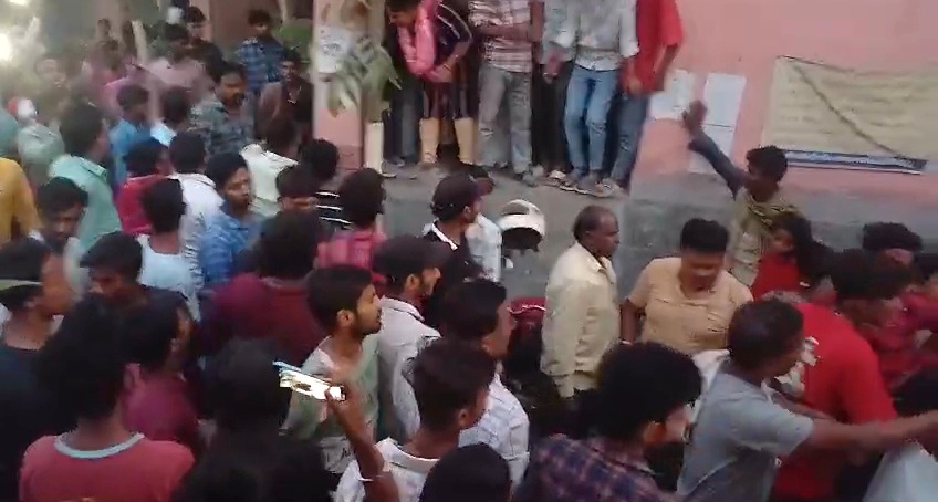हेडमास्टर पर छात्रा से छेड़खानी का आरोप, ग्रामीणों ने स्कूल में हंगामा कर किया पिटाई, पुलिस एचएम को लिया हिरासत में 1