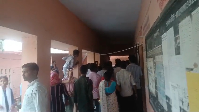हेडमास्टर पर छात्रा से छेड़खानी का आरोप, ग्रामीणों ने स्कूल में हंगामा कर किया पिटाई, पुलिस एचएम को लिया हिरासत में 3