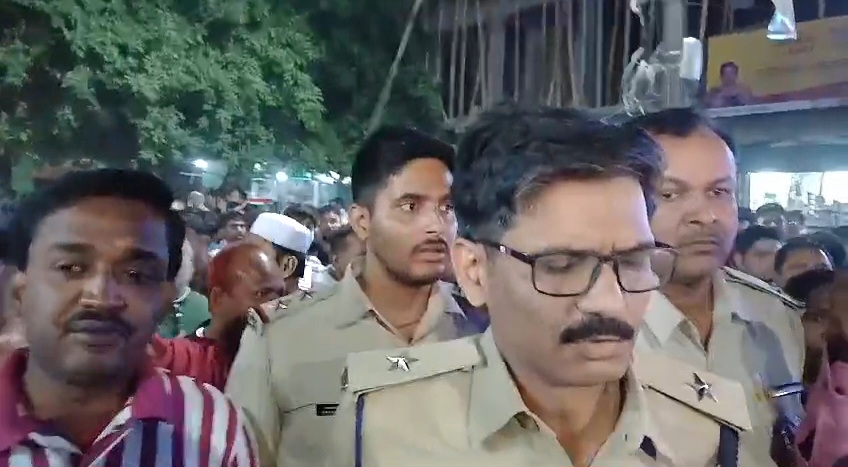 हेडमास्टर पर छात्रा से छेड़खानी का आरोप, ग्रामीणों ने स्कूल में हंगामा कर किया पिटाई, पुलिस एचएम को लिया हिरासत में 4