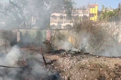 समस्तीपुर जंक्शन के प्लेटफार्म संख्या एक  के बगल झाड़ी में अचानक लगी आग,आरपीएफ  फ़ायरफाइटर ने आग पर पाया काबू 8