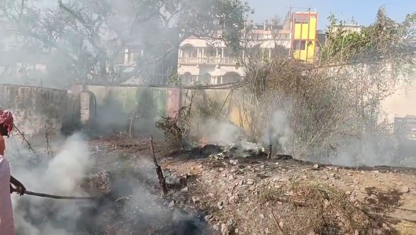 समस्तीपुर जंक्शन के प्लेटफार्म संख्या एक  के बगल झाड़ी में अचानक लगी आग,आरपीएफ  फ़ायरफाइटर ने आग पर पाया काबू 1