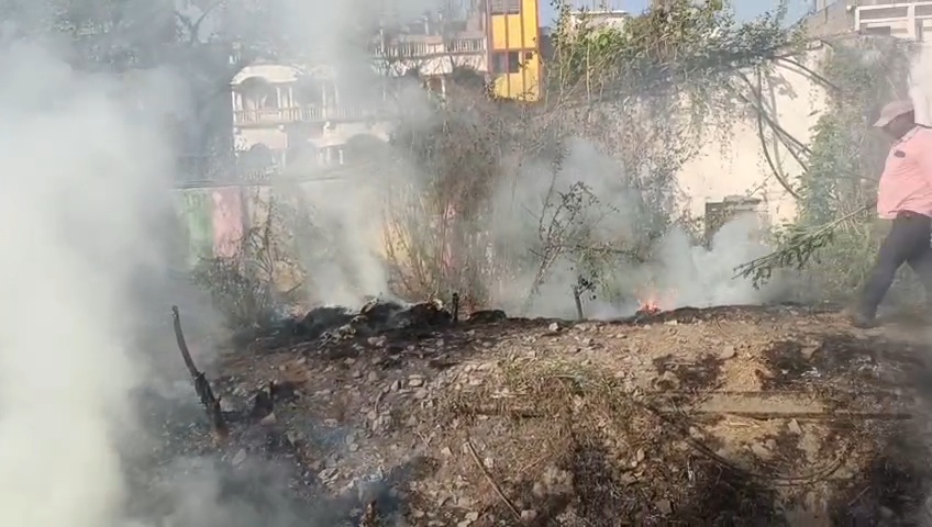 समस्तीपुर जंक्शन के प्लेटफार्म संख्या एक  के बगल झाड़ी में अचानक लगी आग,आरपीएफ  फ़ायरफाइटर ने आग पर पाया काबू 3