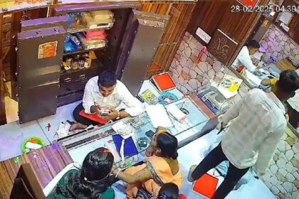 हथियार के साथ बदमाश का वीडियो हुआ सोशल मीडिया पर वायरल, ज्वेलरी दुकान में रंगदारी मांगने घुसा था युवक, दो लोग हुए गिरफ्तार 10