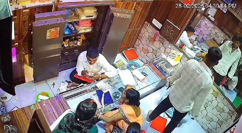 हथियार के साथ बदमाश का वीडियो हुआ सोशल मीडिया पर वायरल, ज्वेलरी दुकान में रंगदारी मांगने घुसा था युवक, दो लोग हुए गिरफ्तार 1