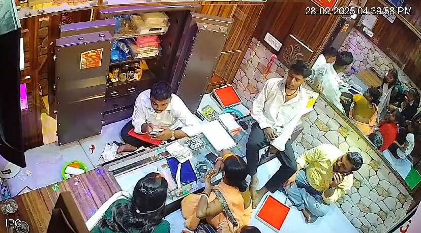 हथियार के साथ बदमाश का वीडियो हुआ सोशल मीडिया पर वायरल, ज्वेलरी दुकान में रंगदारी मांगने घुसा था युवक, दो लोग हुए गिरफ्तार 3