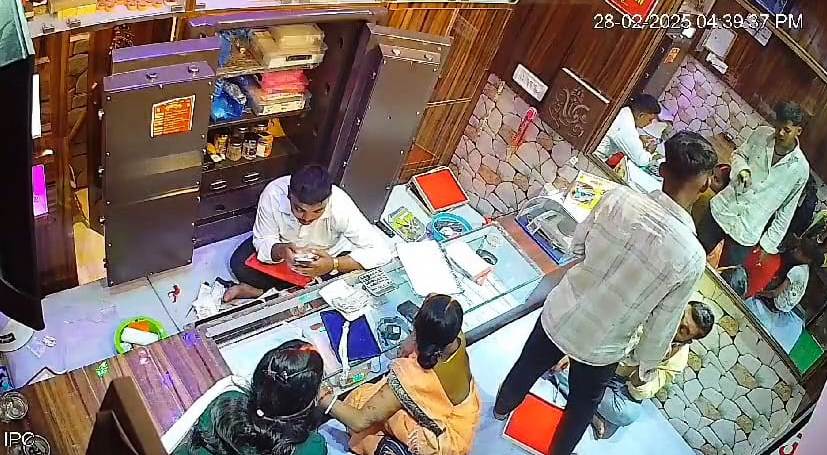 हथियार के साथ बदमाश का वीडियो हुआ सोशल मीडिया पर वायरल, ज्वेलरी दुकान में रंगदारी मांगने घुसा था युवक, दो लोग हुए गिरफ्तार 2
