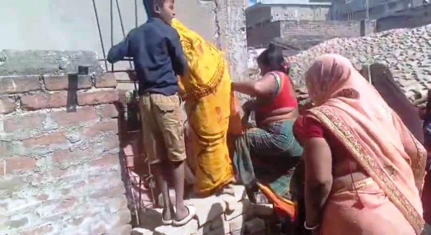 बेगूसराय में दबंग पड़ोसी द्वारा रास्ता को दीवाल से घेर देने के कारण 110 वर्षीय महिला की मृत के बाद दो दिनों तक सड़ती रही शव 2