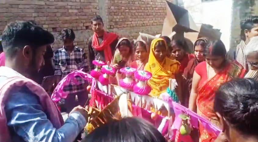 बेगूसराय में दबंग पड़ोसी द्वारा रास्ता को दीवाल से घेर देने के कारण 110 वर्षीय महिला की मृत के बाद दो दिनों तक सड़ती रही शव 1