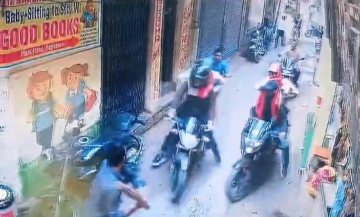 बेगूसराय में अपराधियों ने लूटपाट की नीयत से सोना चांदी दुकान पर चढ़कर किया जमकर गोलीबारी 2