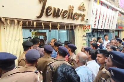 बेगूसराय में अपराधियों ने लूटपाट की नीयत से सोना चांदी दुकान पर चढ़कर किया जमकर गोलीबारी 23