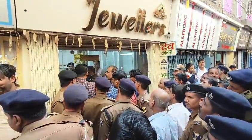 बेगूसराय में अपराधियों ने लूटपाट की नीयत से सोना चांदी दुकान पर चढ़कर किया जमकर गोलीबारी 1