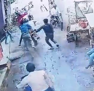 बेगूसराय में अपराधियों ने लूटपाट की नीयत से सोना चांदी दुकान पर चढ़कर किया जमकर गोलीबारी 4