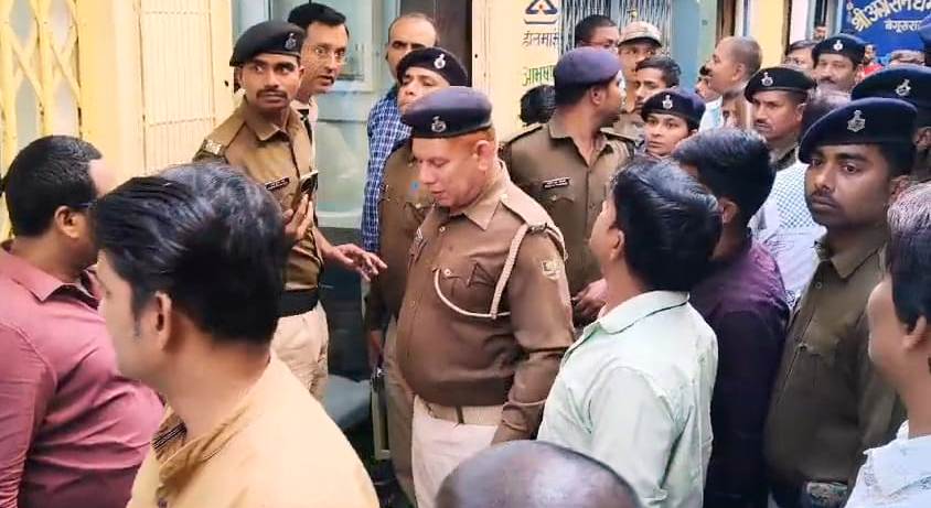 बेगूसराय में अपराधियों ने लूटपाट की नीयत से सोना चांदी दुकान पर चढ़कर किया जमकर गोलीबारी 3