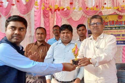 प्रखंड स्तरीय टीएलएम मेला का आयोजन, संकुल स्तर पर बेहतर  प्रदर्शन करने वाले शिक्षकों को किया गया सम्मानित 17