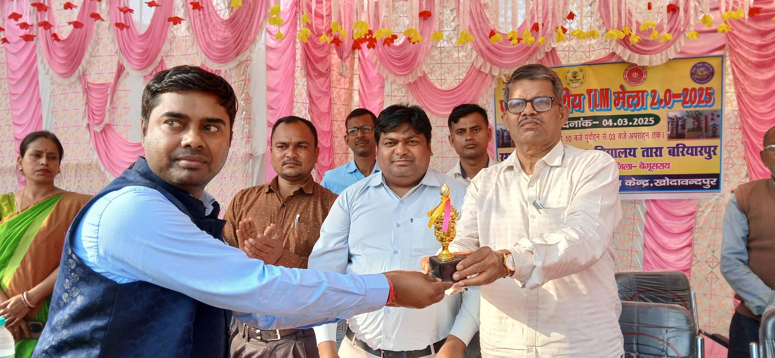 प्रखंड स्तरीय टीएलएम मेला का आयोजन, संकुल स्तर पर बेहतर  प्रदर्शन करने वाले शिक्षकों को किया गया सम्मानित 2